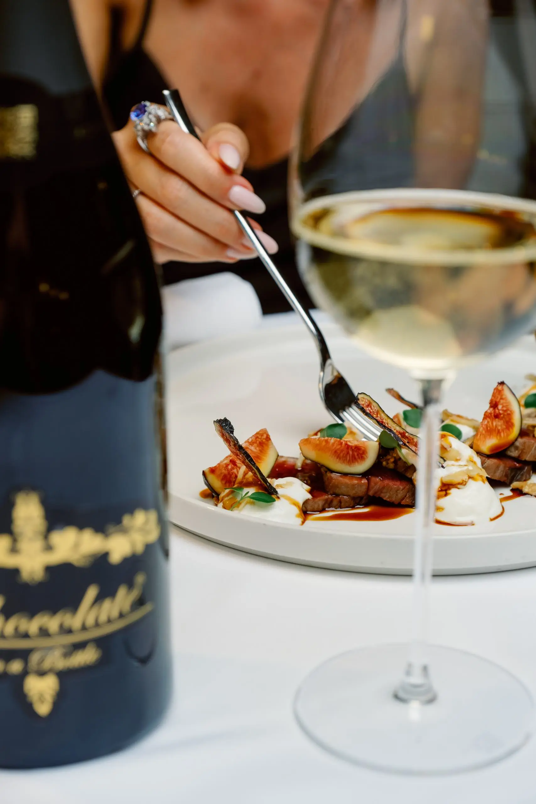 Tonno rosso con fichi neri, spuma di yogurt greco, noci e salsa teriyaki