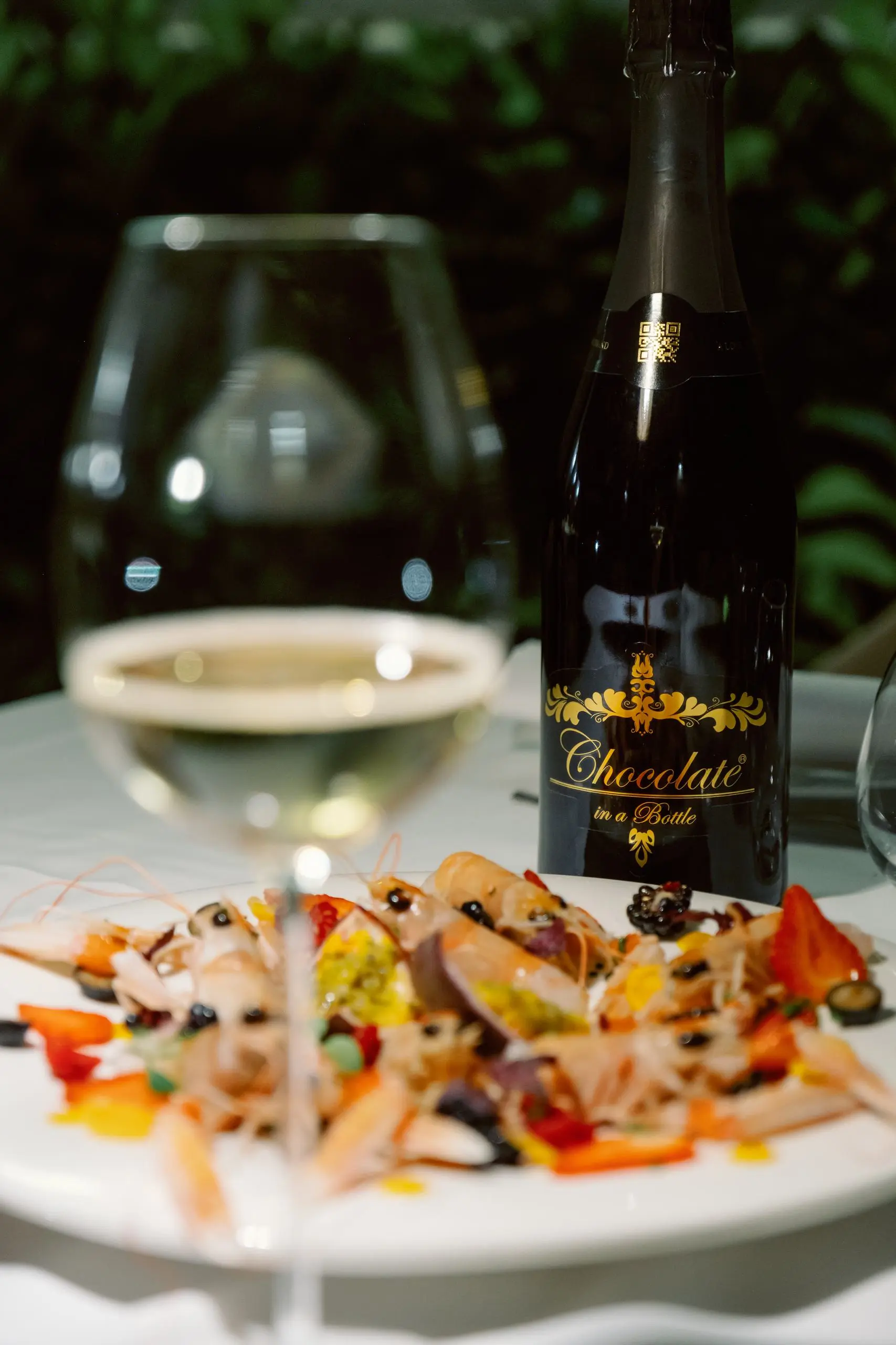 Scampi crudi con frutti di bosco, fragole ed erba cipollina