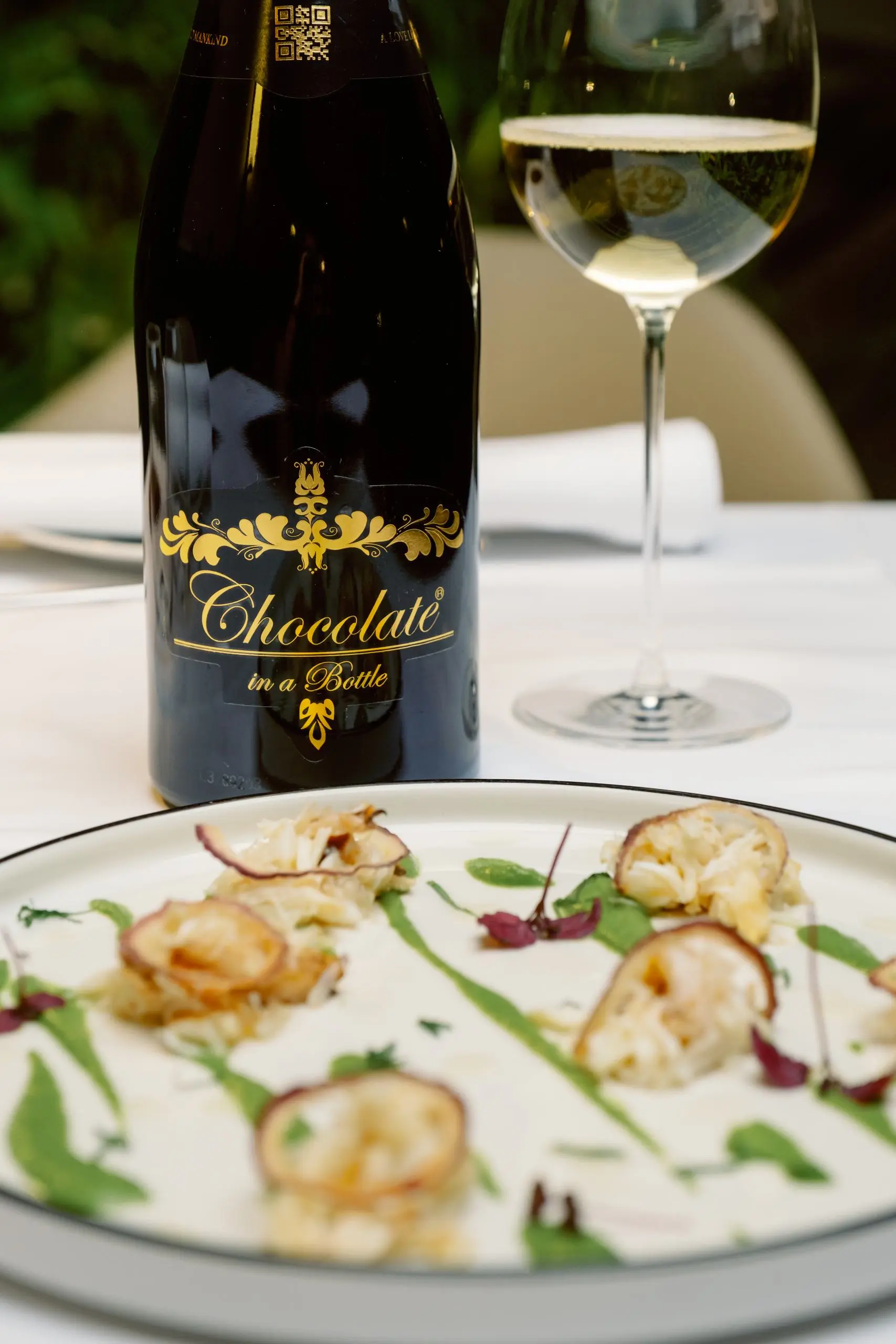 Granchio di mare: Insalata di granchio, crema di lattuga e alghe, essenza di limone, menta e zenzero con cipolla croccante