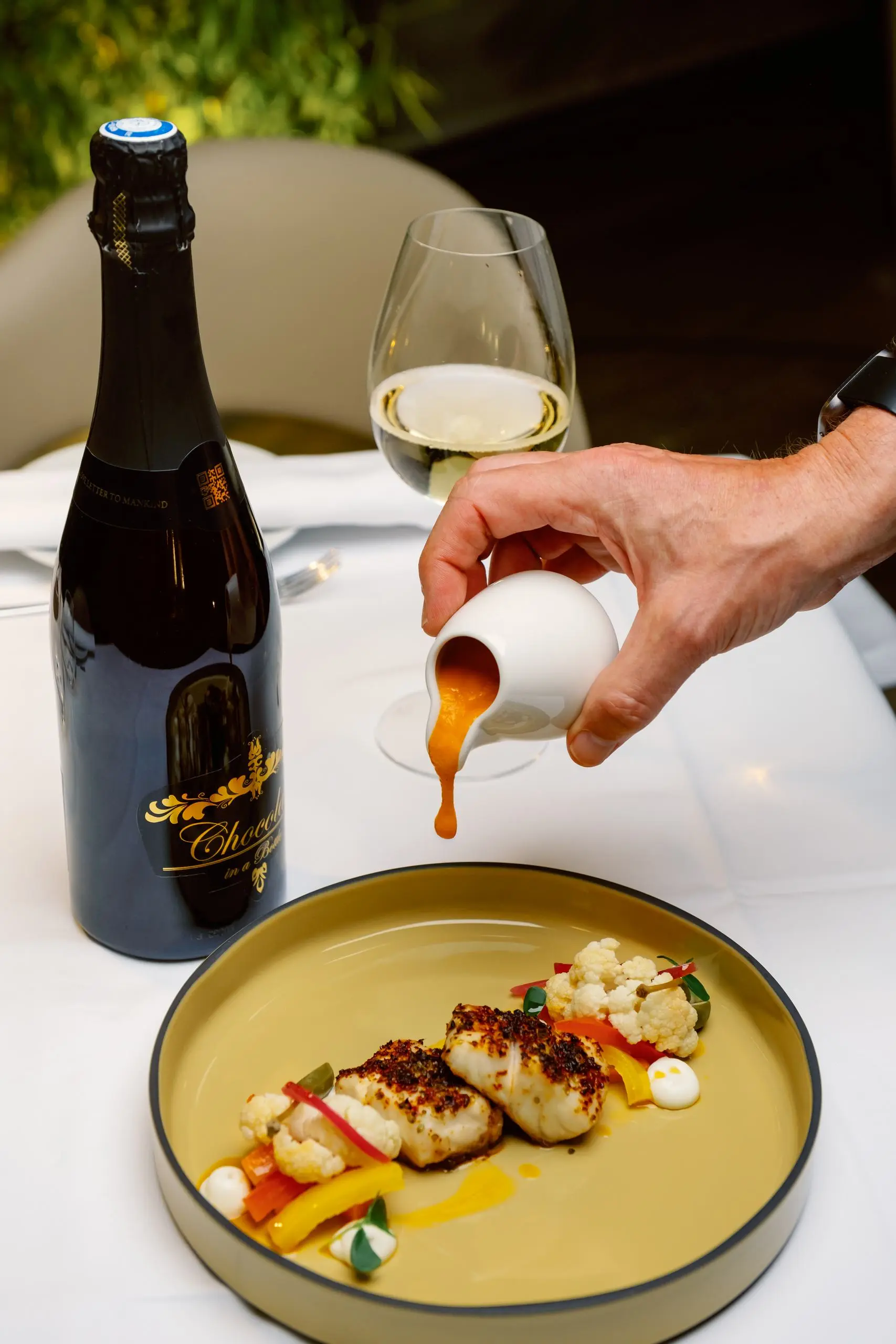 Branzino gratinato al peperone crusco, stracciatella, nduja, crema di peperoni e giardiniera di verdure